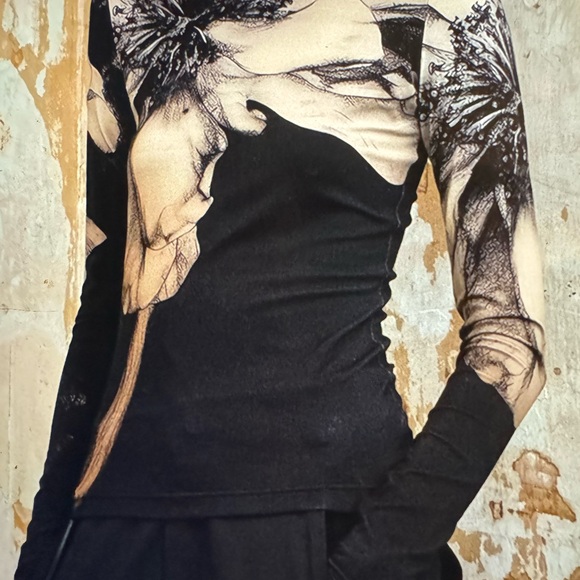 Black and cream turtleneck top bodycon with lovely script like print - Picture 2 of 3